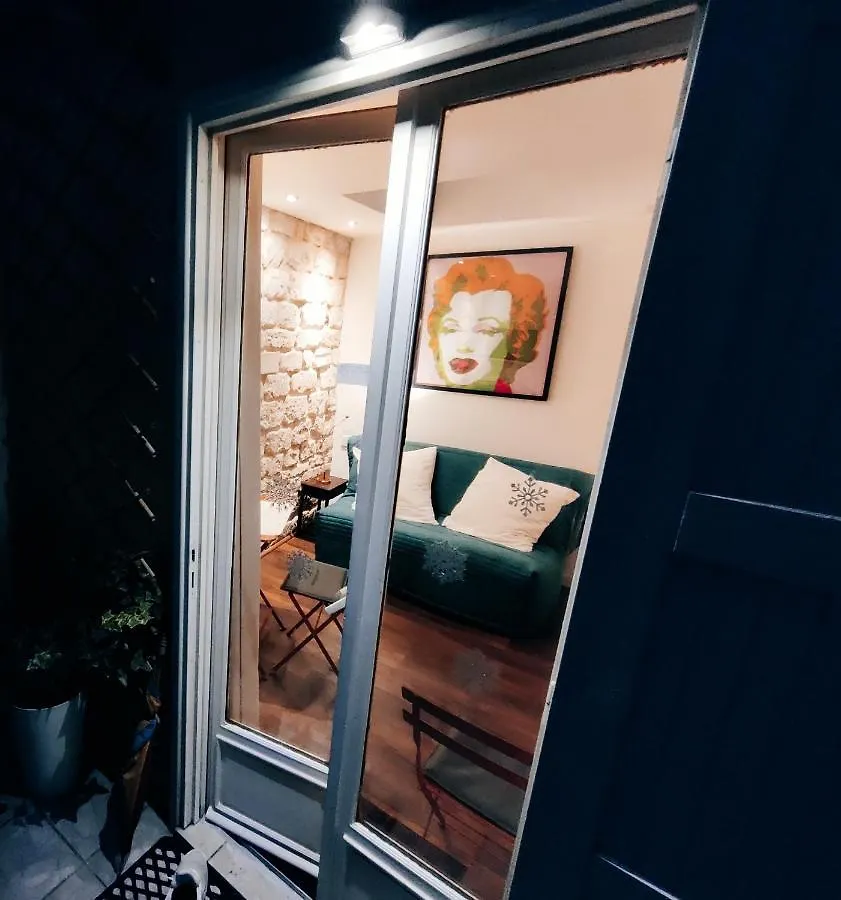 Apartment Romantic Tiny House Inside Montmartre *