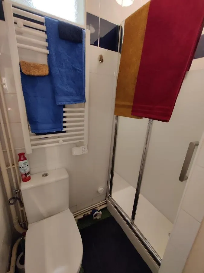 Romantic Tiny House Inside Montmartre Parigi